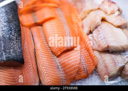 Filet de poisson frais mis en vente dans un supermarché réfrigérateur Banque D'Images