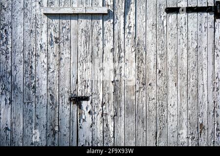 Peinture écaillée sur les portes fermées clouées, Deighton, North Yorkshire, Royaume-Uni Banque D'Images