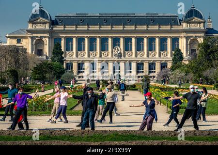 Paris, France - 31 mars 2021 : groupe de personnes âgées actives effectuant des exercices dans le parc au printemps à Paris Banque D'Images