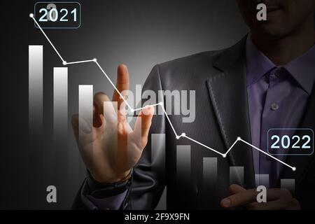 main de l'homme tenant un graphique de croissance. Concept d'analyse Banque D'Images