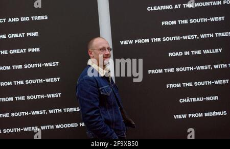IAN WHITTLESEA AVEC SON ŒUVRE 'MONT SAINTE-VICTOIRE-PAUL CEZANNE,2000-2003 AU JERWOOD GALLERY.2/4/03 PILSTON Banque D'Images