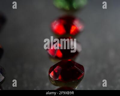 Boîtes de différentes couleurs avec beaucoup de bijoux. Mise au point sélective. Macro. Banque D'Images