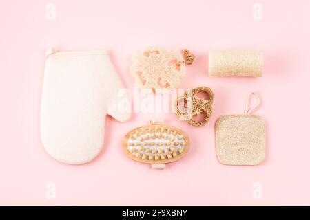 Produits d'hygiène naturels, masseur anti cellulite en bois, éponge loofah, écologique, zéro déchet. Banque D'Images