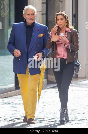 Rome, Italie. 20 avril 2021. Rome, l'américain Michael Nouri, célèbre pour avoir couvert le rôle d'acteur principal dans 'Flashdance' photographié dans les rues de la capitale en compagnie douce, avec le très italien Eleonora Pieroni. Crédit : Agence photo indépendante/Alamy Live News Banque D'Images