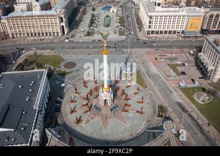 Kiev, Ukraine - 1er avril 2021 : Monument de l'indépendance à Kiev. Vue de drone Banque D'Images