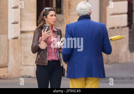 Rome, Italie. 20 avril 2021. Rome, l'américain Michael Nouri, célèbre pour avoir couvert le rôle d'acteur principal dans 'Flashdance' photographié dans les rues de la capitale en compagnie douce, avec le très italien Eleonora Pieroni. Crédit : Agence photo indépendante/Alamy Live News Banque D'Images