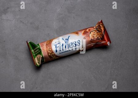Moscou, Russie - avril 22 2021 : barre de céréales wholegrain Nestlé Fitness sur fond sombre. Banque D'Images