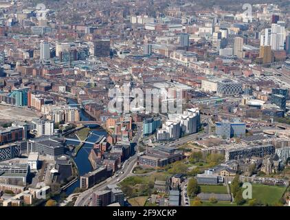 Vue aérienne du centre-ville de Leeds, West Yorkshire, nord de l'Angleterre, Royaume-Uni, depuis l'est, en regardant la rivière aire, montrant un nouveau développement au bord de la rivière Banque D'Images