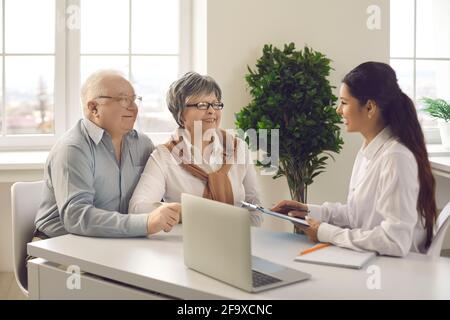 Ancien couple senior contrat réunion conseiller financier directeur de banque pour investissement Banque D'Images