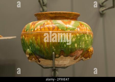 Poterie émaillée tricolore de la dynastie Tang, mise au jour au quartier de Changping, Pékin, Chine. Musée de la capitale de Beijing. Banque D'Images