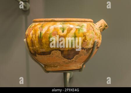 Pot en poterie émaillée tricolore de la dynastie Tang, découvert dans le district de Miyun, Pékin, Chine. Musée de la capitale de Beijing. Banque D'Images