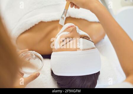 Jeune femme détendue, allongé sur une table de spa et profitant du visage soins beauté procédures Banque D'Images