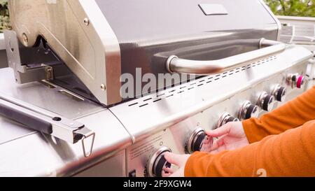 Cuisson de tranches de bacon sur un barbecue à gaz extérieur. Banque D'Images