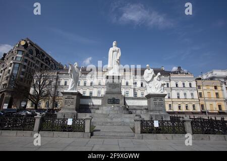 Kiev, Ukraine - 1er avril 2021 : monument à la princesse Olga, Saint Andrew, STS. Cyril et Methodius Banque D'Images