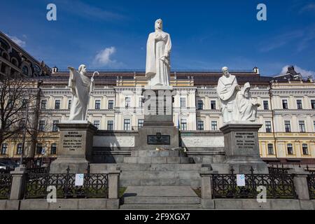 Kiev, Ukraine - 1er avril 2021 : monument à la princesse Olga, Saint Andrew, STS. Cyril et Methodius Banque D'Images