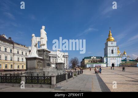 Kiev, Ukraine - 1er avril 2021 : monument à la princesse Olga, Saint Andrew, STS. Cyril et Methodius Banque D'Images