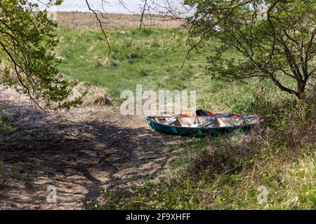 2 canots/bateaux de rang reposant dans une zone herbeuse sur le Bord de la rivière Deben dans le Suffolk Banque D'Images
