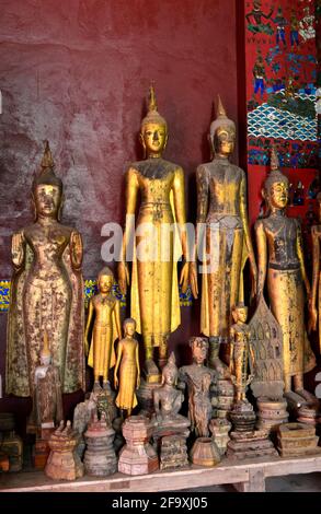 Figures de Bouddha debout à Samabhanga pose Maison du Chariot funéraire royal, Wat Xieng Thong, Luang Prabang, Laos Banque D'Images
