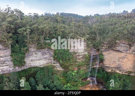 Vue panoramique sur les montagnes bleues en Australie avec chute d'eau de Katoomba Falls. Banque D'Images