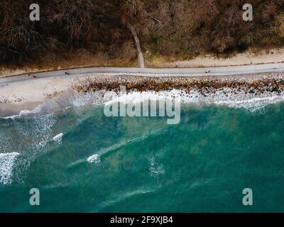 Printemps mer Baltique à Rozewie vue d'un drone Banque D'Images