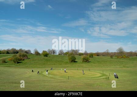 Vue sur le parc public et le parcours de golf avec golfeurs le matin au printemps à Beverley, Yorkshire, Royaume-Uni. Banque D'Images