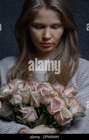 Une femme avec bouquet de roses. Photo de haute qualité Banque D'Images