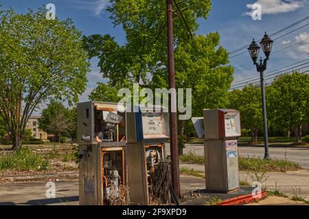 Augusta, GA USA - 04 18 21 : pompes à gaz rétro anciennes, anciennes, rouillées et altérées depuis le centre-ville d'Augusta, Géorgie, vue latérale Banque D'Images