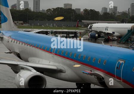 deux avions par jour de pluie attendant que des passagers effectuent un vol régulier, avec leurs manches dans un aéroport Banque D'Images