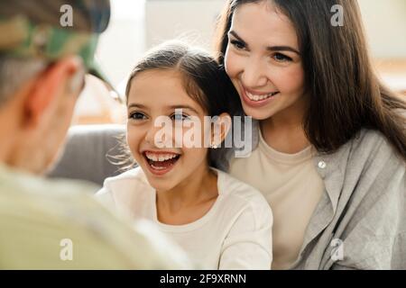 Une famille heureuse de militaires souriant dans la réunion à l'intérieur Banque D'Images