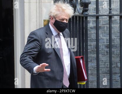 Londres, Royaume-Uni. 21 avril 2021. Le premier ministre, Boris Johnson, quitte le numéro 10 pour aller aux questions du premier ministre à la Chambre des communes. Il fera face à Keir Starmer à travers la boîte d'expédition. Crédit : Mark Thomas/Alay Live News Banque D'Images