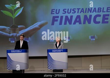 Bruxelles, Belgique. 21 avril 2021. Conférence de presse du vice-président exécutif de la Commission européenne, Valdis DOMBROVSKIS, et du commissaire européen, Mairead McGuinness, sur le paquet financier durable à Bruxelles, Belgique, le 21 avril 2021. Crédit: ALEXANDROS MICHAILIDIS/Alamy Live News Banque D'Images