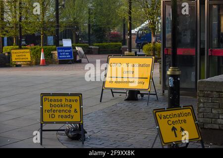 St Albans. Angleterre. Avril 21 2021 - des panneaux de rue dirigent les gens vers le centre de vaccination Covid-19 dans un centre-ville en angleterre Banque D'Images