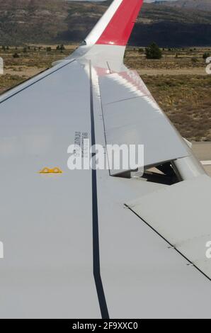 vue depuis la fenêtre de l'avion sur la piste, photo verticale pour un voyage en avion commercial Banque D'Images