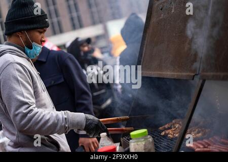 Minneapolis, États-Unis. 20 avril 2021. Les gens ont célébré à l'extérieur du Hennepin County Government Center après qu'un jury ait reconnu Derek Chauvin coupable des trois chefs d'accusation du meurtre de George Floyd à Minneapolis, Minnesota, le 20 avril 2021. (Photo par Dominick Sokotooff/Sipa USA) crédit: SIPA USA/Alay Live News Banque D'Images