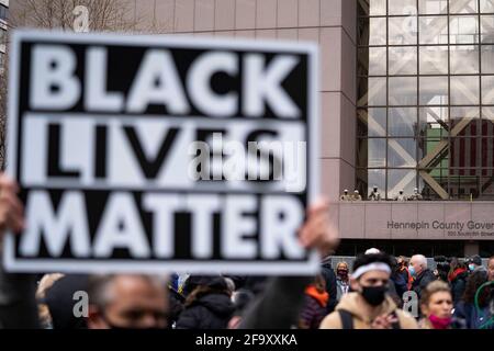 Minneapolis, États-Unis. 20 avril 2021. Les gens ont célébré à l'extérieur du Hennepin County Government Center après qu'un jury ait reconnu Derek Chauvin coupable des trois chefs d'accusation du meurtre de George Floyd à Minneapolis, Minnesota, le 20 avril 2021. (Photo par Dominick Sokotooff/Sipa USA) crédit: SIPA USA/Alay Live News Banque D'Images