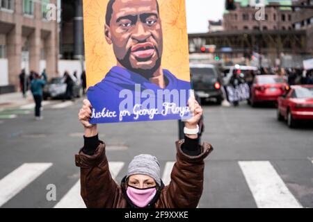 Minneapolis, États-Unis. 20 avril 2021. Les gens ont célébré à l'extérieur du Hennepin County Government Center après qu'un jury ait reconnu Derek Chauvin coupable des trois chefs d'accusation du meurtre de George Floyd à Minneapolis, Minnesota, le 20 avril 2021. (Photo par Dominick Sokotooff/Sipa USA) crédit: SIPA USA/Alay Live News Banque D'Images