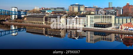 Newcastle Quayside en début de matinée, Newcastle upon Tyne, Angleterre, Royaume-Uni Banque D'Images