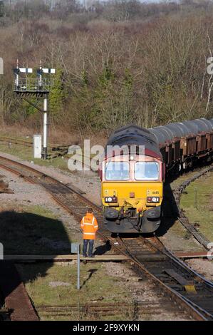 66115 se dirige vers le sud en traversant Tondu avec un train d'acier qui enfile une possession technique de la ligne principale du pays de Galles du Sud entre Margam et Bridgend. Banque D'Images