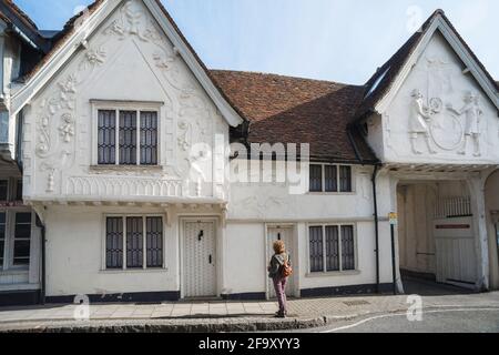 Maison historique de Safran Walden, vue sur l'Old Sun Inn - un bâtiment médiéval tardif décoré avec parbudgétisation dans Church Street, Saffron Walden, Essex, Royaume-Uni Banque D'Images