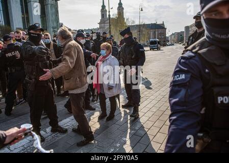 Un policier empêche les manifestants de traverser la rue pendant la manifestation. A Varsovie, la Chambre disciplinaire politisée de la Cour suprême, mercredi, à une séance privée, doit examiner la requête en détention et amener de force le juge Igor Tuleya au bureau du procureur. Les enquêteurs ont allégué qu'il avait divulgué des renseignements de la procédure. De nombreux manifestants se sont rassemblés devant le bâtiment de la Cour suprême tôt le matin, « en défense du juge Tuleya ». Certaines personnes ont été arrêtées après avoir affroné des policiers. (Photo par Attila Husejnow/SOPA Images/Sipa USA) Banque D'Images