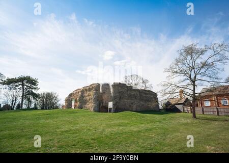 Château de Walden, vue sur les ruines du château de Walden, une ancienne structure défensive normande située sur Castle Hill à Saffron Walden, Essex, Angleterre. Banque D'Images