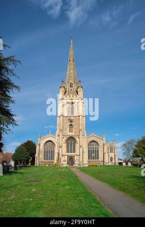 L'église du safran Walden, vue sur la tour ouest et la flèche de l'église paroissiale de Sainte Marie, au centre de Saffron Walden, Essex, Angleterre, Royaume-Uni Banque D'Images