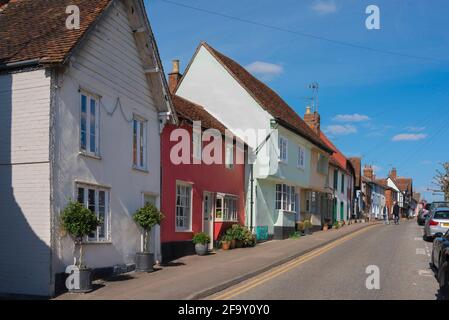 Castle Street Saffron Walden, vue sur les maisons médiévales anciennes et colorées typiques de Castle Street dans la ville de Saffron Walden, Angleterre, Royaume-Uni, dans l'Essex. Banque D'Images