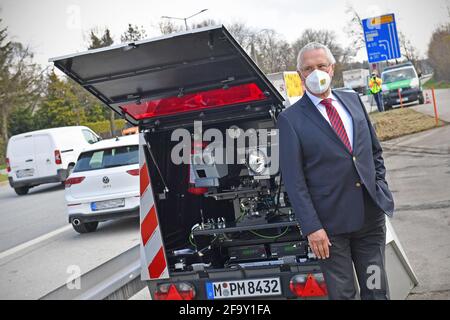 Bavière, Wasserburger Landstrasse, 21 avril 2021, un marathon éclair à l'échelle de l'Europe a également commencé en Bavière - le ministre de l'intérieur de Bavière, Joachim Herrmann exige : Toujours respecter la limite de vitesse - environ 1,800 policiers vérifient à 2,100 points de mesure possibles - comme ici à Haar près de Munich sur Wasserburger Landstrasse le 21 avril 2021. Joachim HERRMANN (ministre de l'intérieur de Bavière) se tient devant une caméra mobile de vitesse qui est sur le bord de la route et est ouverte. | utilisation dans le monde entier Banque D'Images