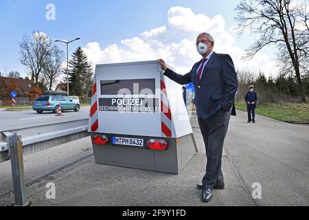 Bavière, Wasserburger Landstrasse, 21 avril 2021, un marathon éclair à l'échelle de l'Europe a également commencé en Bavière - le ministre de l'intérieur de Bavière, Joachim Herrmann exige : Toujours respecter la limite de vitesse - environ 1,800 policiers vérifient à 2,100 points de mesure possibles - comme ici à Haar près de Munich sur Wasserburger Landstrasse le 21 avril 2021. Joachim HERRMANN (ministre de l'intérieur de Bavière) se trouve devant une caméra mobile de vitesse qui se trouve sur le côté de la route. | utilisation dans le monde entier Banque D'Images