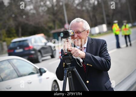 Bavière, Wasserburger Landstrasse, 21 avril 2021, un marathon éclair à l'échelle de l'Europe a également commencé en Bavière - le ministre de l'intérieur de Bavière, Joachim Herrmann exige : Toujours respecter la limite de vitesse - environ 1,800 policiers vérifient à 2,100 points de mesure possibles - comme ici à Haar près de Munich sur Wasserburger Landstrasse le 21 avril 2021. Joachim HERRMANN (ministre de l'intérieur de Bavière) prend une mesure de vitesse avec un pistolet radar. | utilisation dans le monde entier Banque D'Images