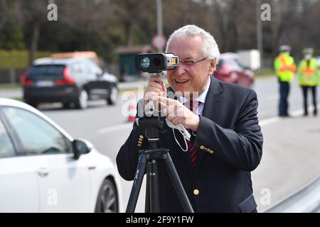 Bavière, Wasserburger Landstrasse, 21 avril 2021, un marathon éclair à l'échelle de l'Europe a également commencé en Bavière - le ministre de l'intérieur de Bavière, Joachim Herrmann exige : Toujours respecter la limite de vitesse - environ 1,800 policiers vérifient à 2,100 points de mesure possibles - comme ici à Haar près de Munich sur Wasserburger Landstrasse le 21 avril 2021. Joachim HERRMANN (ministre de l'intérieur de Bavière) prend une mesure de vitesse avec un pistolet radar. | utilisation dans le monde entier Banque D'Images