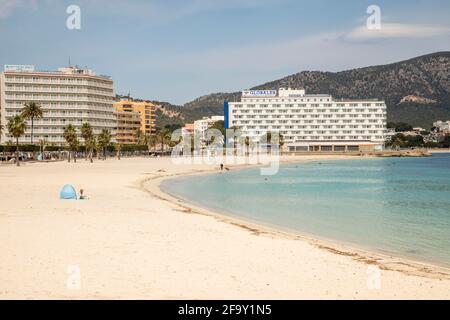 Palmanova, Majorque, Espagne. 20 avril 2021. Vue sur la plage de Palmanova avec seulement quelques personnes à Majorque. Credit: John-Patrick Morarescu/ZUMA Wire/Alamy Live News Banque D'Images