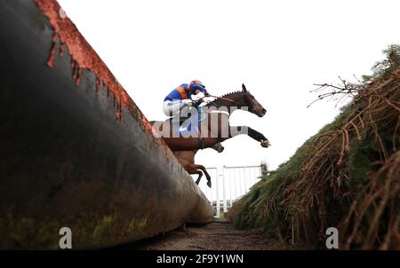 Solar Impulse monté par le jockey Charlie Todd pendant le Watch on RaceTV Now handicap Chase à l'hippodrome de Ludlow. Date de la photo: Mercredi 21 avril 2021. Banque D'Images