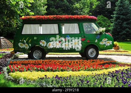 Festival des fleurs conception de paysage - voitures décorées de fleurs sur le parc de la perche de Spyvoche, Kiev, Ukraine Banque D'Images